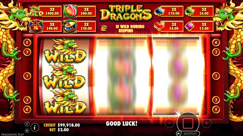 Triple Dragons Respin mit gestapeltem Wild auf Walze 1 und zwei drehenden Walzen